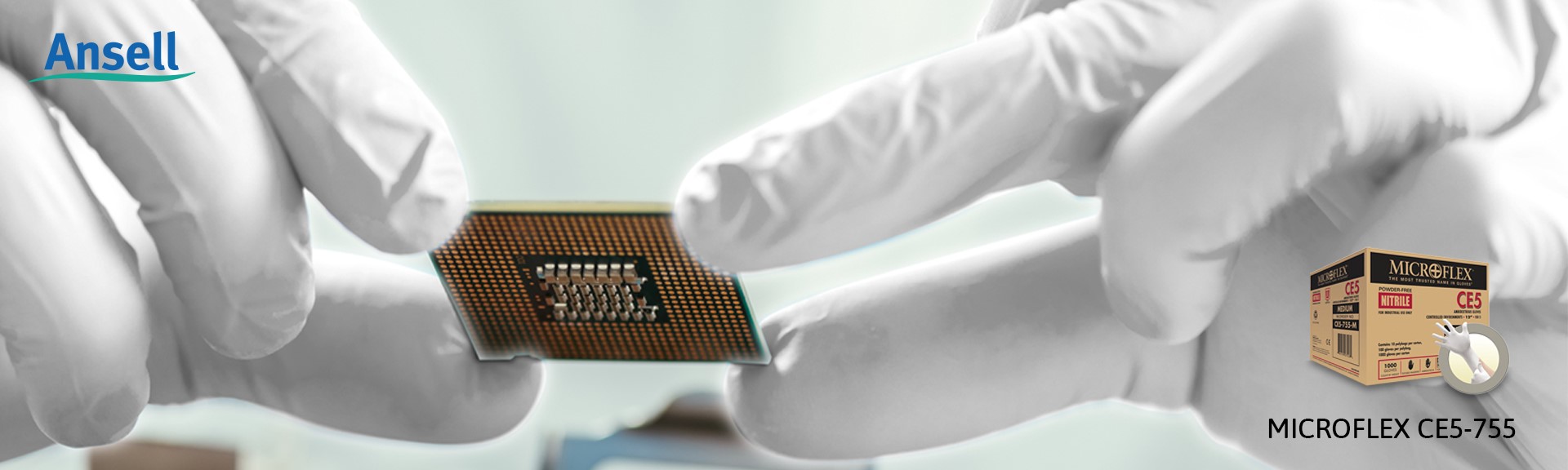 Unas manos con guantes agarrando un componente electrónico