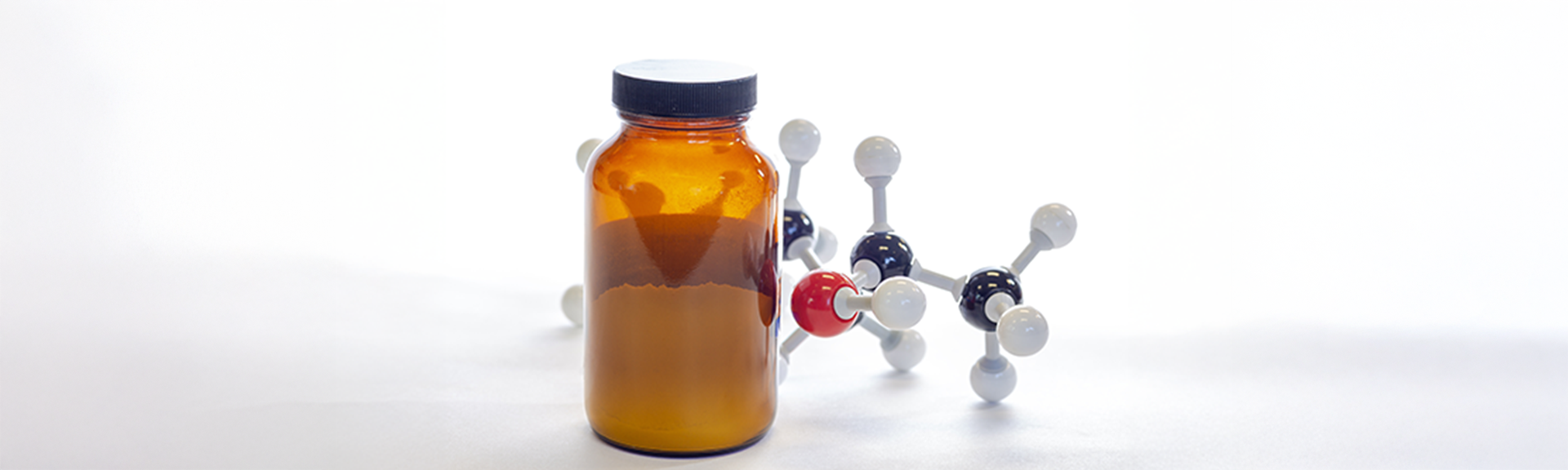 Experience the benefits of nitrile exam gloves made without accelerator — better comfort, allergy prevention, eco-friendly design, and compliance with safety regulations.