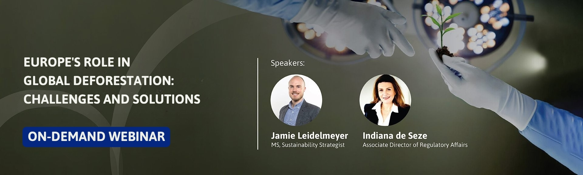 Obrázek zdravotnických pracovníků, kteří si předávají sazenice představující úsilí o udržitelnost, pokud jde o prevenci odlesňování.