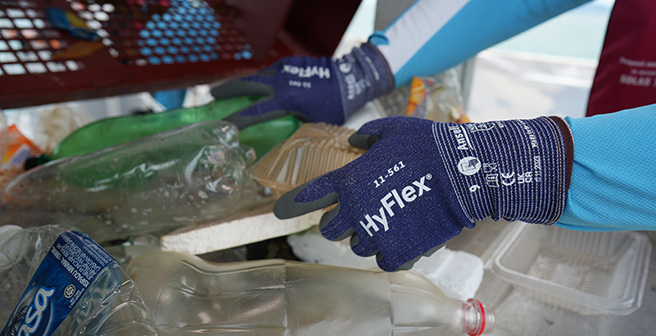 Image of HyFlex 11-561 collecting waste on Mobula-8 vessel