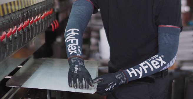 High performance cut resistant gloves working with sheet metal